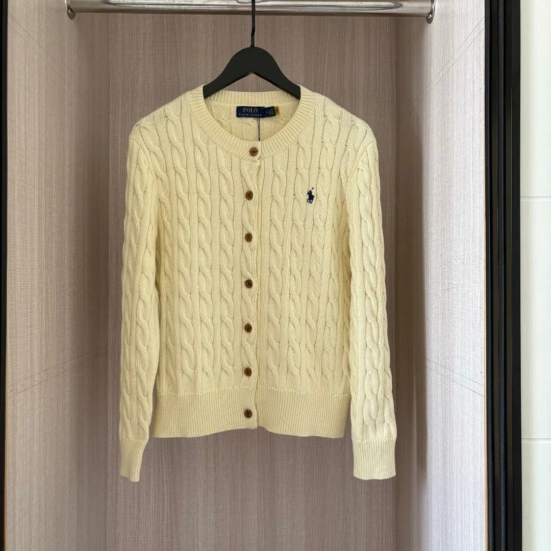 P220 RALPH LAUREN Ralph Lauren sixteen colors classic small label embroidery hemp cardigan round neck long sleeve button knitted sweater men's and women's tops Size: S M L It is made of pure cotton yarn and multi-knitted pure cotton, which is skin-friendly and comfortable. Small label war horse embroidery twist button round neck cardigan sweater🐎High quality. Follow the blogger to learn how to wear it! Let’s buy a Ralph Lauren cable sweater. It’s a super hard-to-find series after it became popular. It’s hard to find one on the official website. It’s simple and practical, has a lazy and loose feel, soft and delicate feel, and has a loose fit. Whether worn alone or layered, you can wear a simple one to create different styles of fashion!